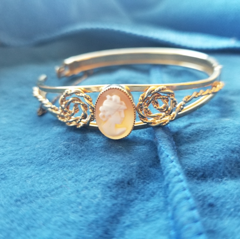 Vintage Russell Shell Cameo Bracelet